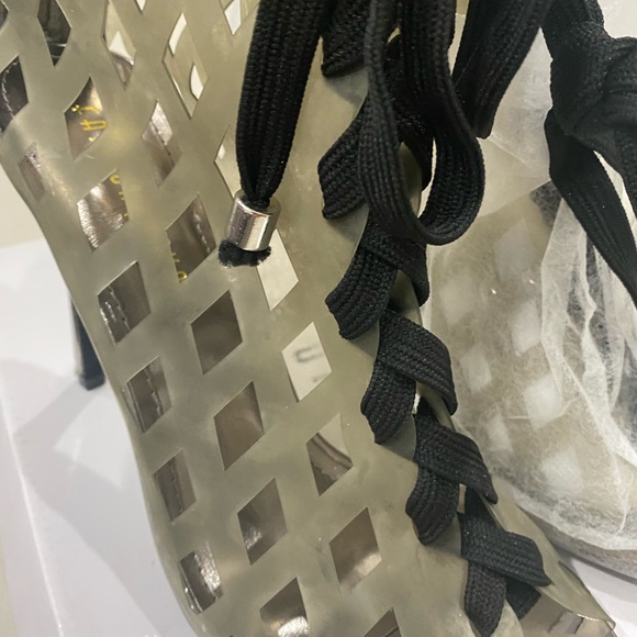 ⬇️PRICE⬇️ 
Fashion Nova  -  Clear/ Grey Cut out Bootie - size 7.5 - Picture 8 of 10